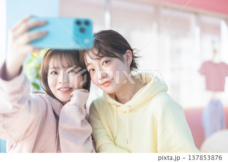 自撮りする女性 137853876