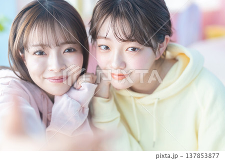 20代の若い女性 137853877
