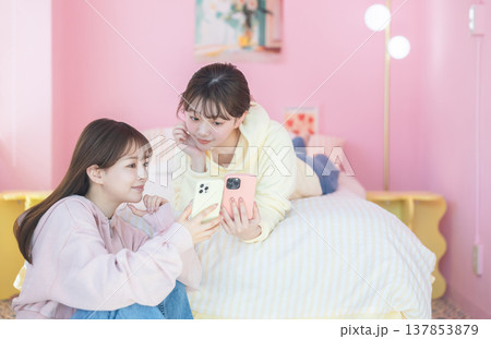 スマホを見る女性 137853879