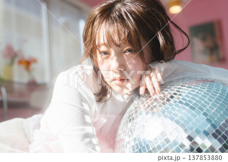 若い女性のビューティーイメージ　　 137853880