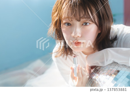 若い女性のビューティーイメージ 137853881