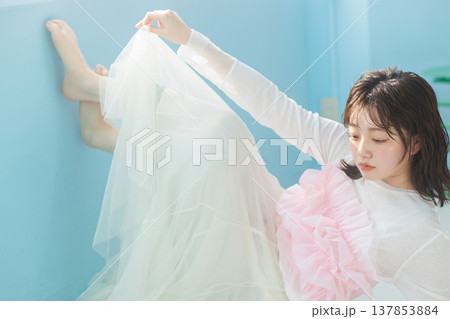 若い女性のビューティーイメージ　　 137853884