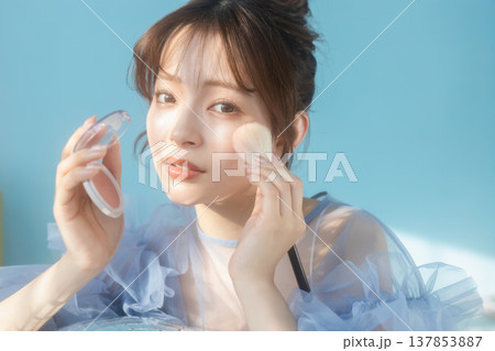 若い女性のビューティーイメージ　　 137853887
