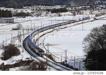 東海道本線 米原 俯瞰撮影名所 岩脇山から望む 貨物列車 東海道本線 米原 俯瞰撮影名所 岩脇山から望む 貨物列車 137854106