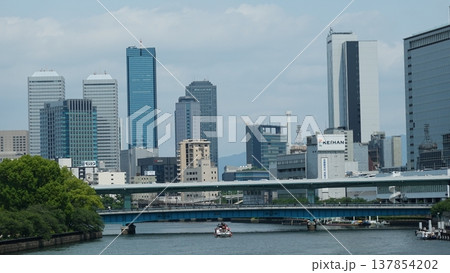 水辺の都市風景 水辺の都市風景 137854202
