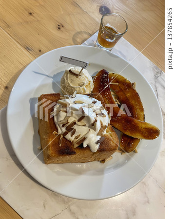 Honey toast with caramelized banana Honey toast with caramelized banana 137854265