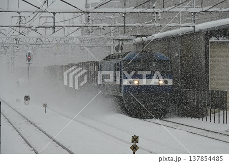 東海道本線　雪の彦根駅を行く　EF65牽引　上り長大貨物列車 137854485