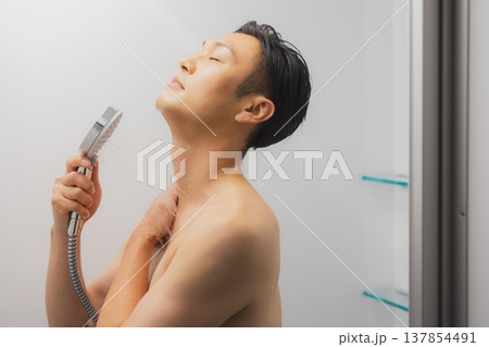 シャワーを浴びる男性 シャワーを浴びる男性 137854491