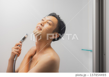 シャワーを浴びる男性 137854493
