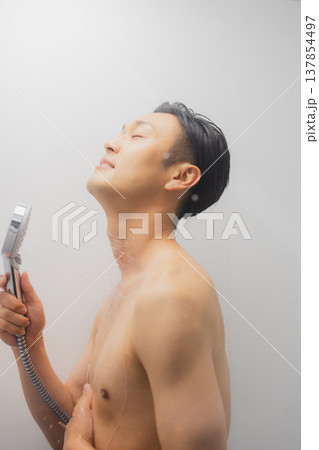 シャワーを浴びる男性 シャワーを浴びる男性 137854497