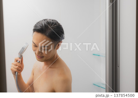 シャワーを浴びる男性 シャワーを浴びる男性 137854500