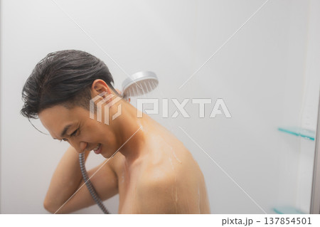 シャワーを浴びる男性 シャワーを浴びる男性 137854501