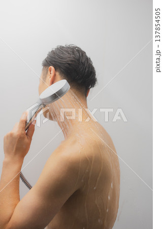 シャワーを浴びる男性 137854505