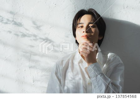 若い男性のポートレイト 137854568