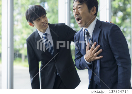 体調不良のビジネスマン 体調不良のビジネスマン 137854714