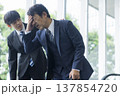 体調不良のビジネスマン　 137854720