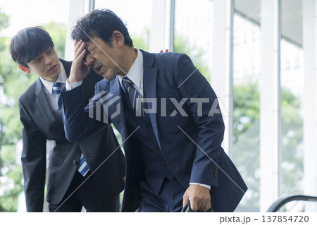 体調不良のビジネスマン　 137854720