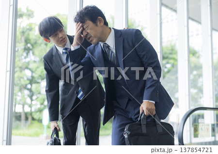 体調不良のビジネスマン 体調不良のビジネスマン 137854721