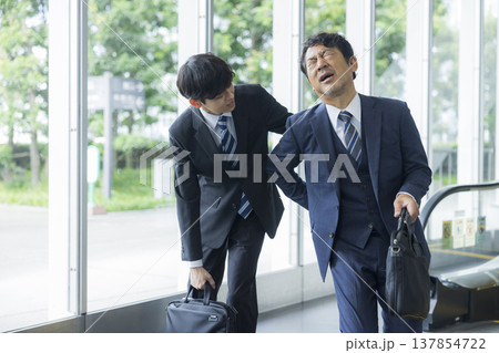 体調不良のビジネスマン　 137854722