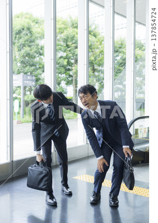 体調不良のビジネスマン　 137854724