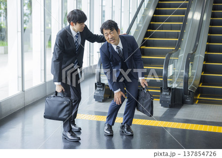 体調不良のビジネスマン　 137854726