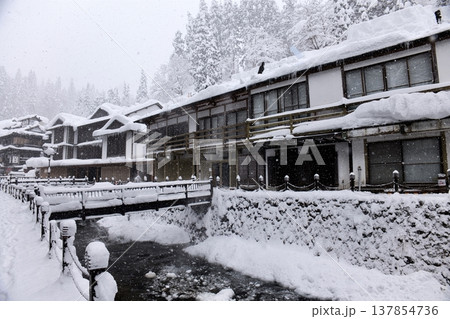 雪の日の銀山温泉の風景 雪の日の銀山温泉の風景 137854736