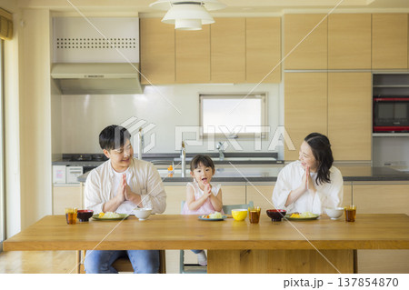 食卓の楽しそうな家族 食卓の楽しそうな家族 137854870