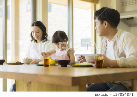 食卓の楽しそうな家族 食卓の楽しそうな家族 137854871