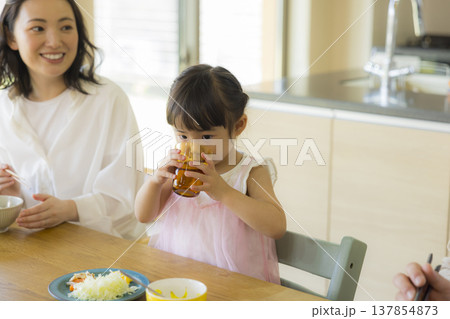食卓の楽しそうな家族　 137854873
