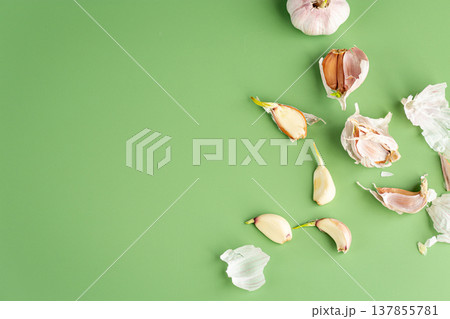 raw garlic cloves natural ingredient healthy cooking concept 137855781