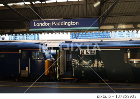 ロンドン・パディントン駅に停車する夜行列車 137855935