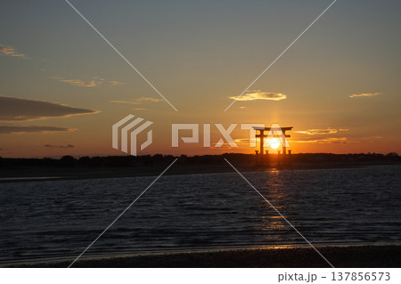 鳥居に沈む夕日 137856573