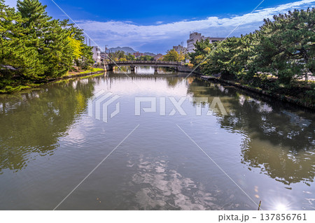 秋の堀川の風景 宇賀橋から見た北堀橋 島根県松江市 秋の堀川の風景 宇賀橋から見た北堀橋 島根県松江市 137856761