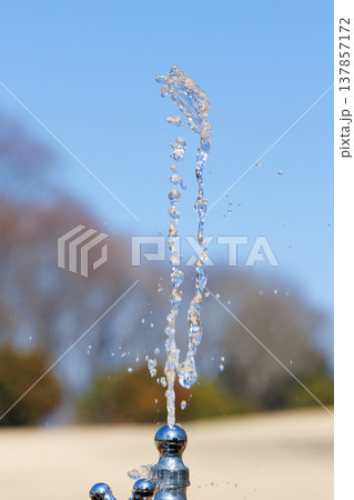 公園の水飲み場 137857172