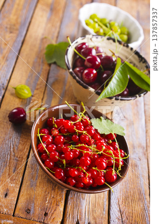 Red currant berries, fresh ripe and raw redcurrants in a claim bowl. Ready to eat spherical edible fruits Red currant berries, fresh ripe and raw redcurrants in a claim bowl. Ready to eat spherical edible fruits 137857337