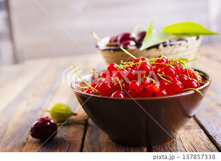Red currant berries, fresh ripe and raw redcurrants in a claim bowl. Ready to eat spherical edible fruits Red currant berries, fresh ripe and raw redcurrants in a claim bowl. Ready to eat spherical edible fruits 137857338