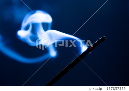 White smoke from the aroma stick. Incense Sticks. Agarbatti White smoke from the aroma stick. Incense Sticks. Agarbatti 137857353