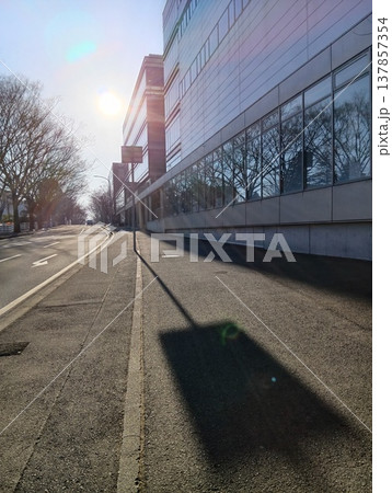 朝の道路標識と影 朝の道路標識と影 137857354