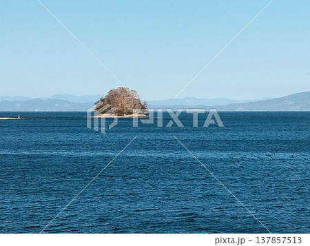 海に浮かぶ島 海に浮かぶ島 137857513