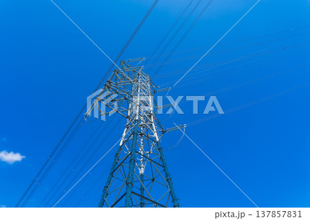 高圧送電線の鉄塔 137857831