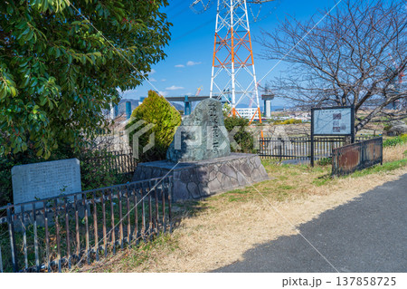 大阪府高槻市　淀川の堤防上にある鵜殿葭の原の石碑 137858725
