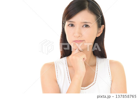 不機嫌な女性 137858765