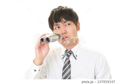 双眼鏡を持つ男性 双眼鏡を持つ男性 137859147