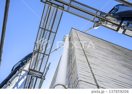 戸建て家屋の外壁修繕工事　劣化した外壁　リフォーム 137859208