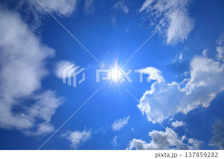 青空と太陽（夏イメージ） 137859282