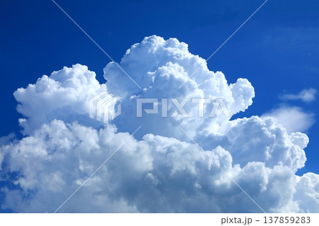 爽やかな青空と入道雲(夏空イメージ) 爽やかな青空と入道雲(夏空イメージ) 137859283
