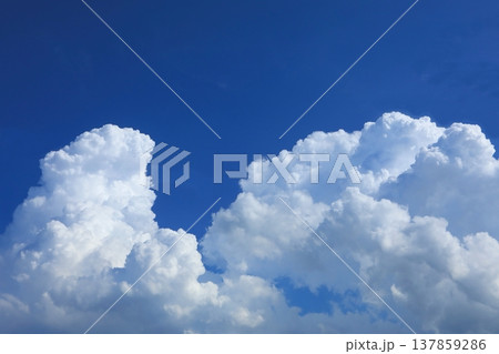 爽やかな青空と入道雲(夏空イメージ) 爽やかな青空と入道雲(夏空イメージ) 137859286