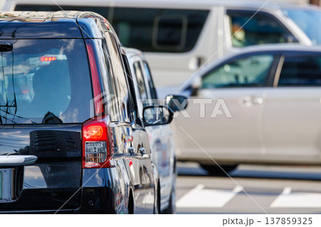 交差点で停車する車の列と渋滞 137859325