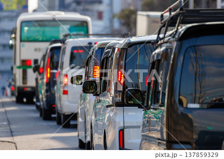 渋滞する一般道の車列 137859329