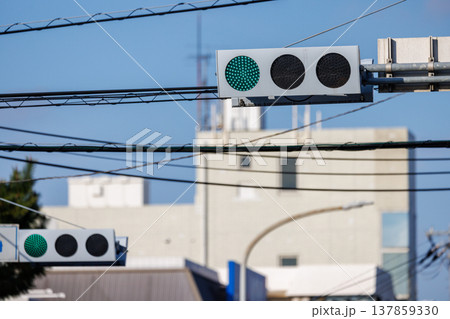街並みと交通信号機、青信号 137859330